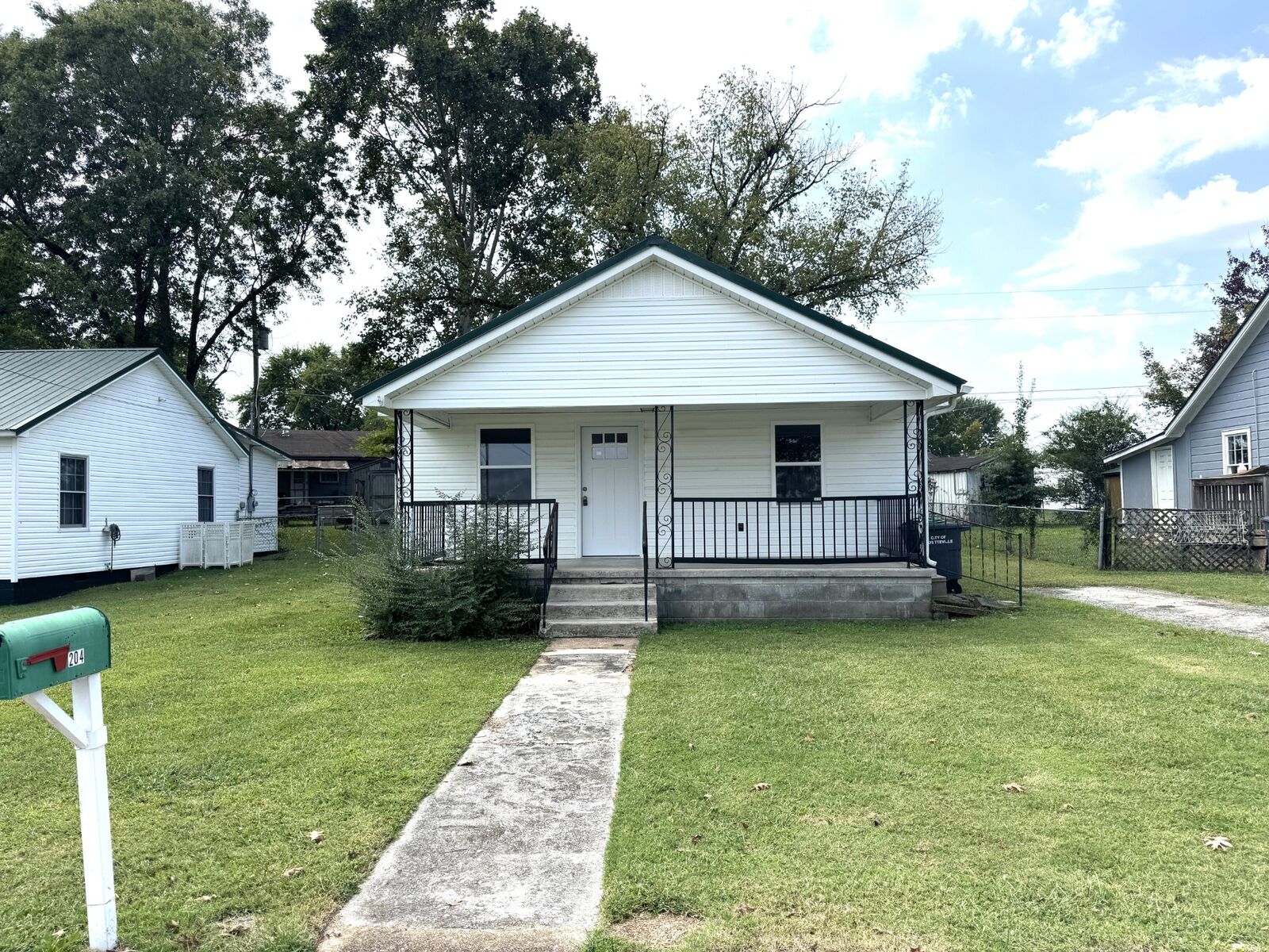 Property Photo:  204 Davidson St W  TN 37334 