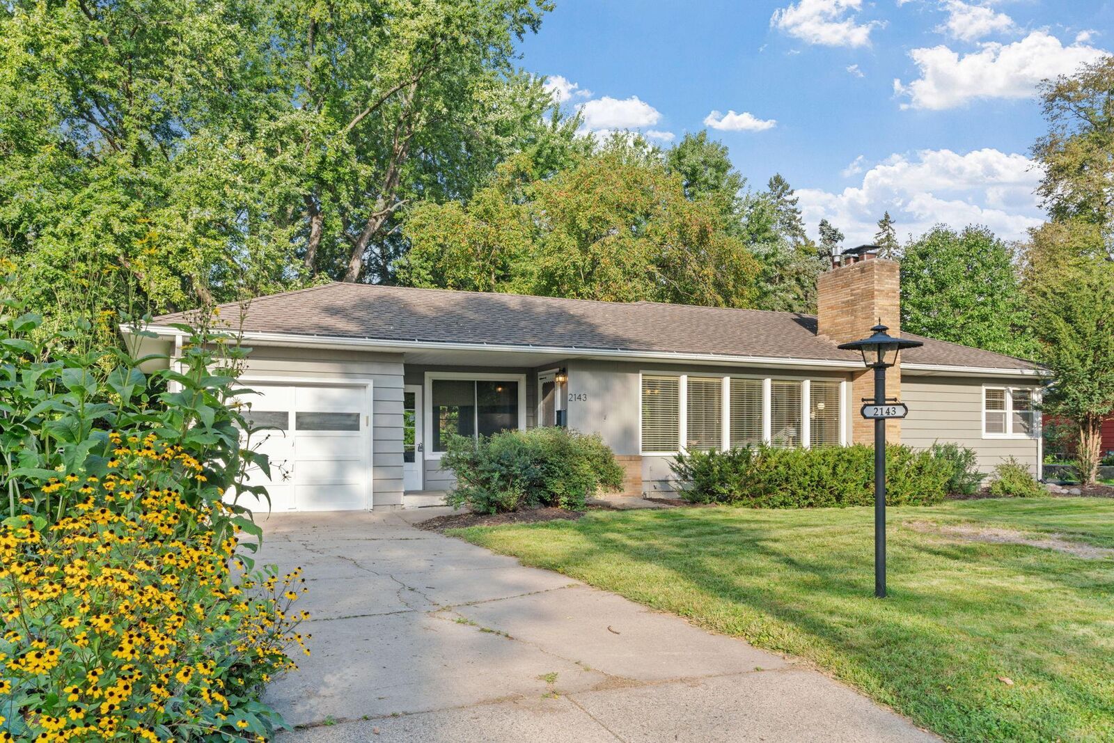Property Photo:  2143 Noble Avenue N  MN 55422 