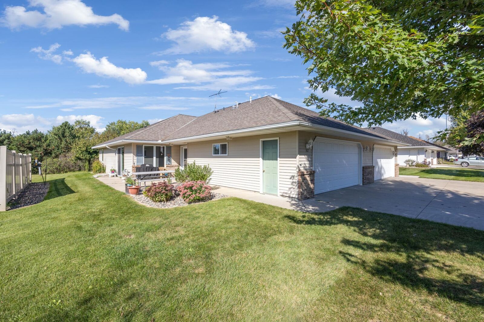 Property Photo:  307 Circle View Drive  MN 55325 
