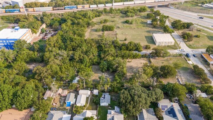 Property Photo: 1632 E Broadway Avenue TX 76104