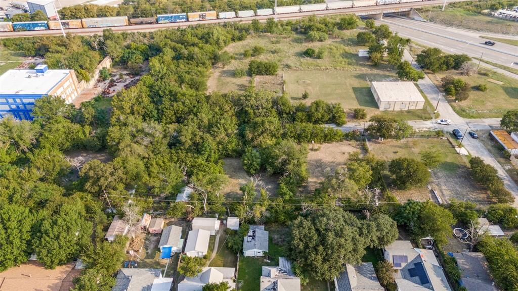 Property Photo: 1630 E Broadway Avenue TX 76104