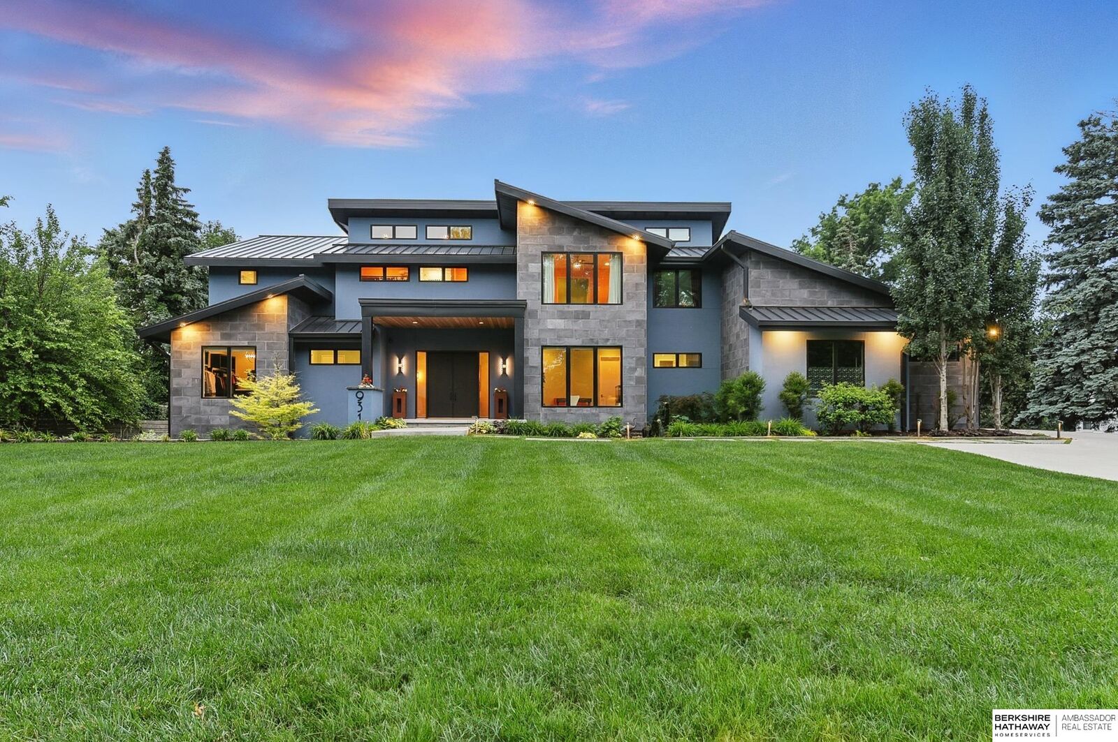 Property Photo:  9313 Davenport Street  NE 68114 