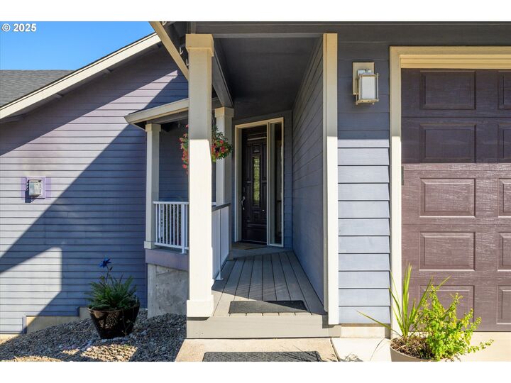 Property Photo: 27067 Pickens Rd OR 97402