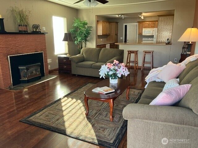 Property Photo:  613 N Jeffries Street  WA 98520 