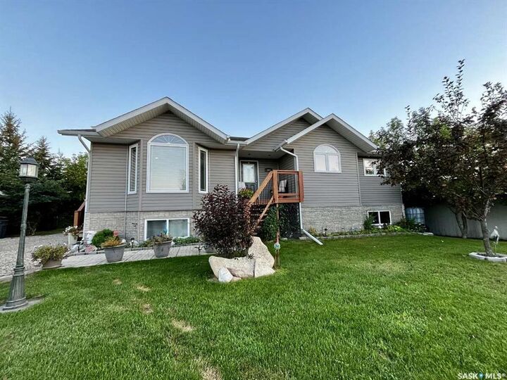 Property Photo:  305 3rd Street  SK S0K 3V0 