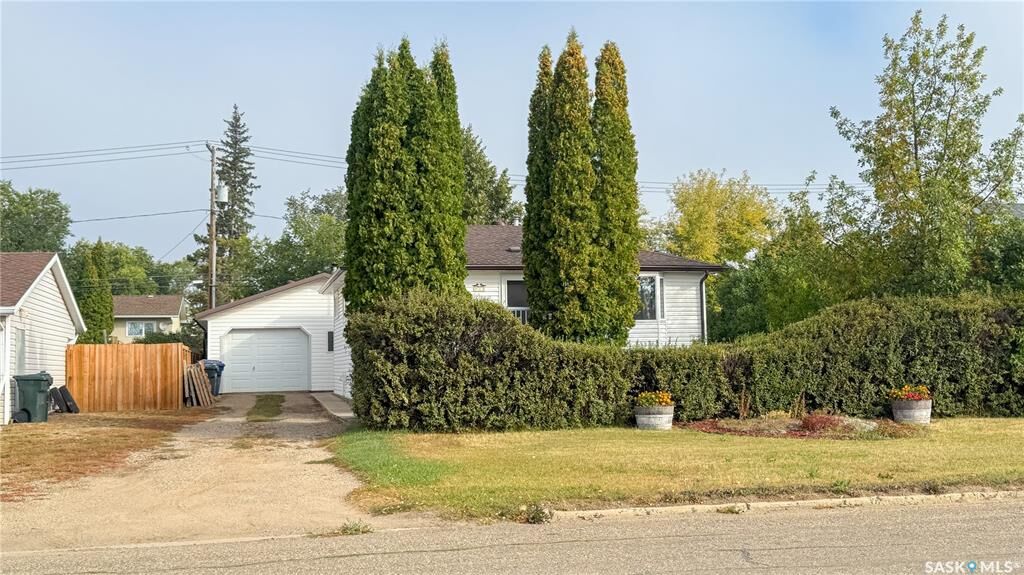 Property Photo:  232 25th Street  SK S0M 0E0 