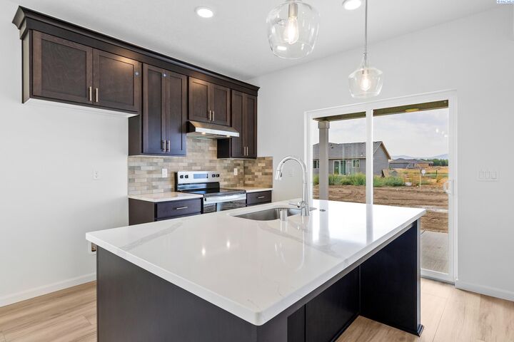 Property Photo: 400 Amberly Ave WA 99352