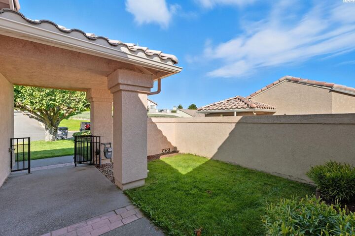 Property Photo: 1302 Montana St WA 99336