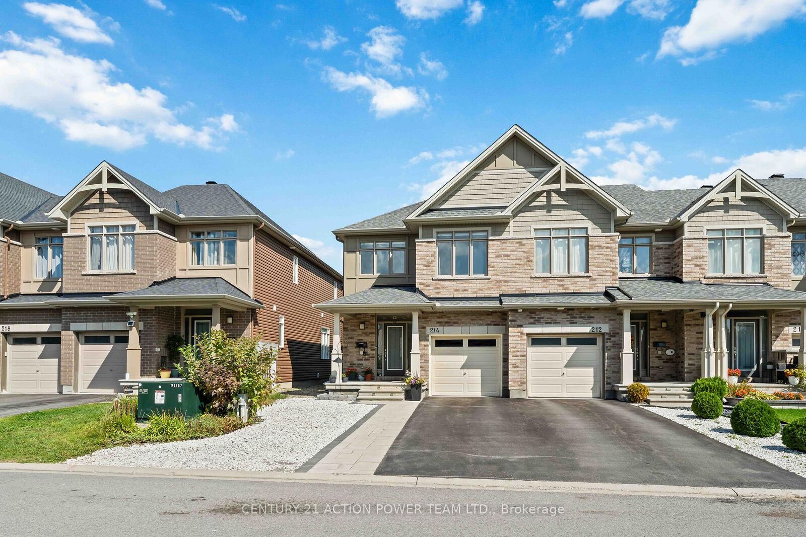 Property Photo:  214 Gossamer Street  ON K1W 0B9 