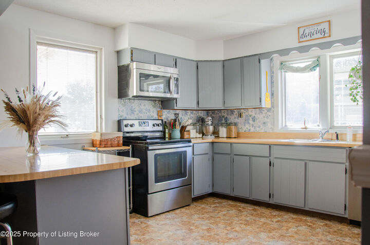 Property Photo: 18 2nd Street SW ND 58623