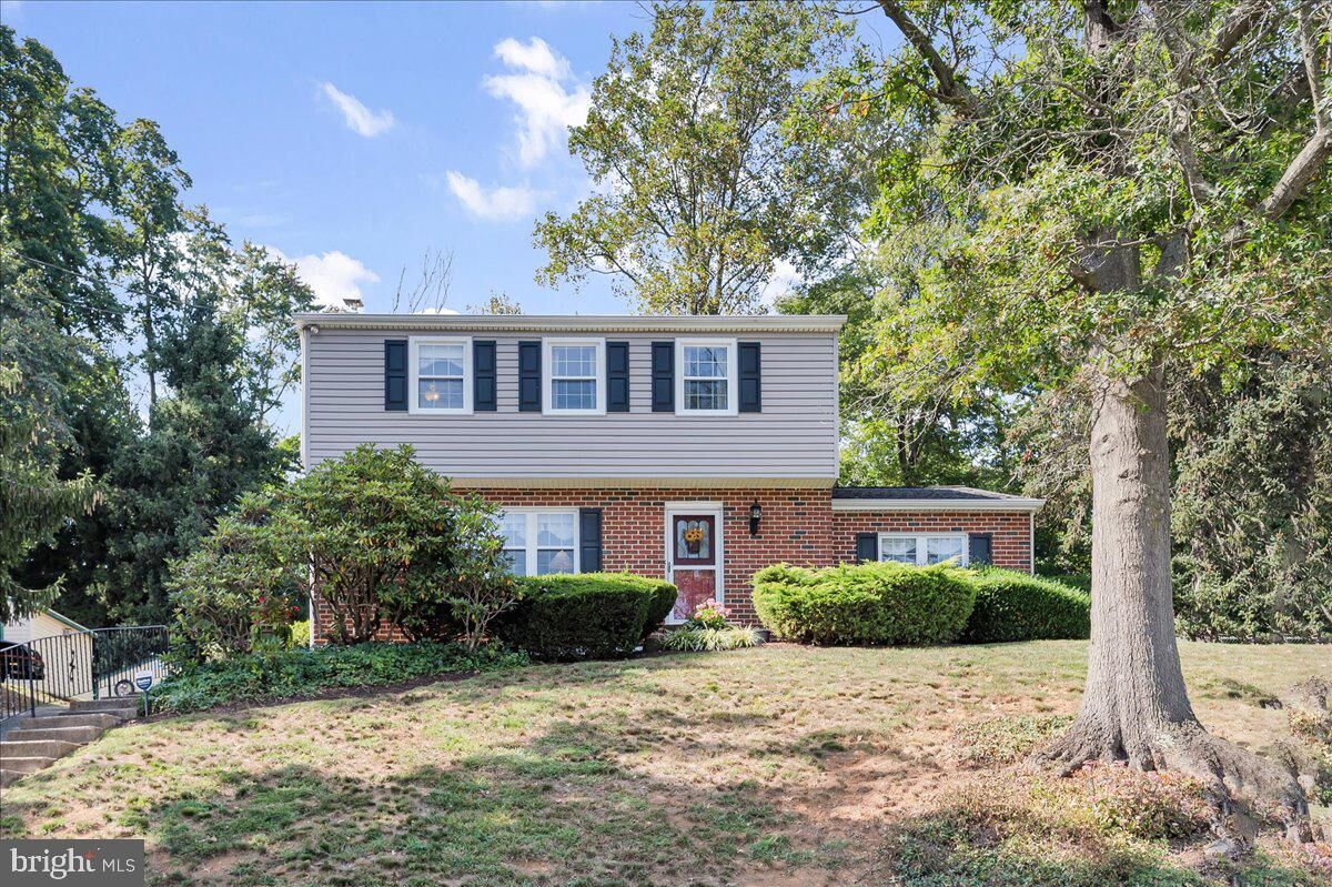 Property Photo:  2575 W Colonial Drive  PA 19061 