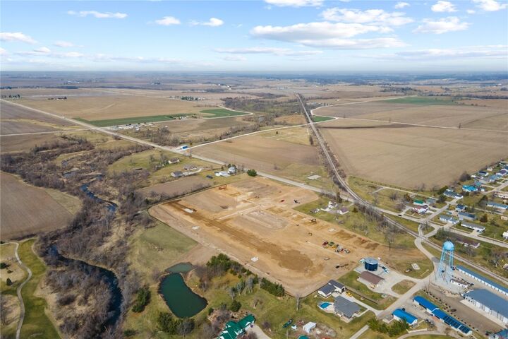 Property Photo:  700 Sunset Boulevard  IA 52332 