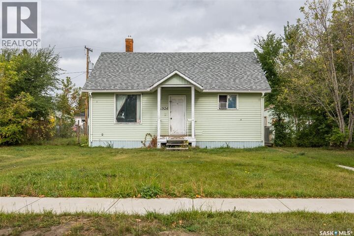 Property Photo:  325 15th Street W  SK S6V 4A2 