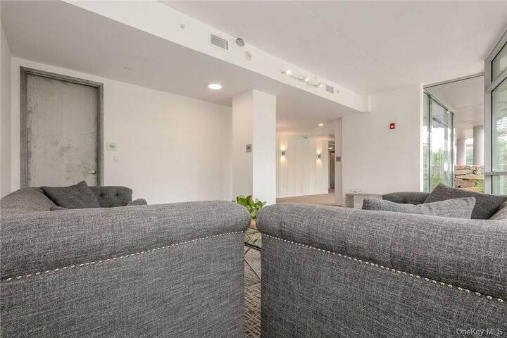 Property Photo:  250 S Central Park Avenue 5C  NY 10530 