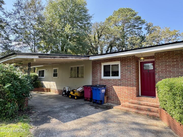 Property Photo:  572 Pierce Drive W  GA 31204 