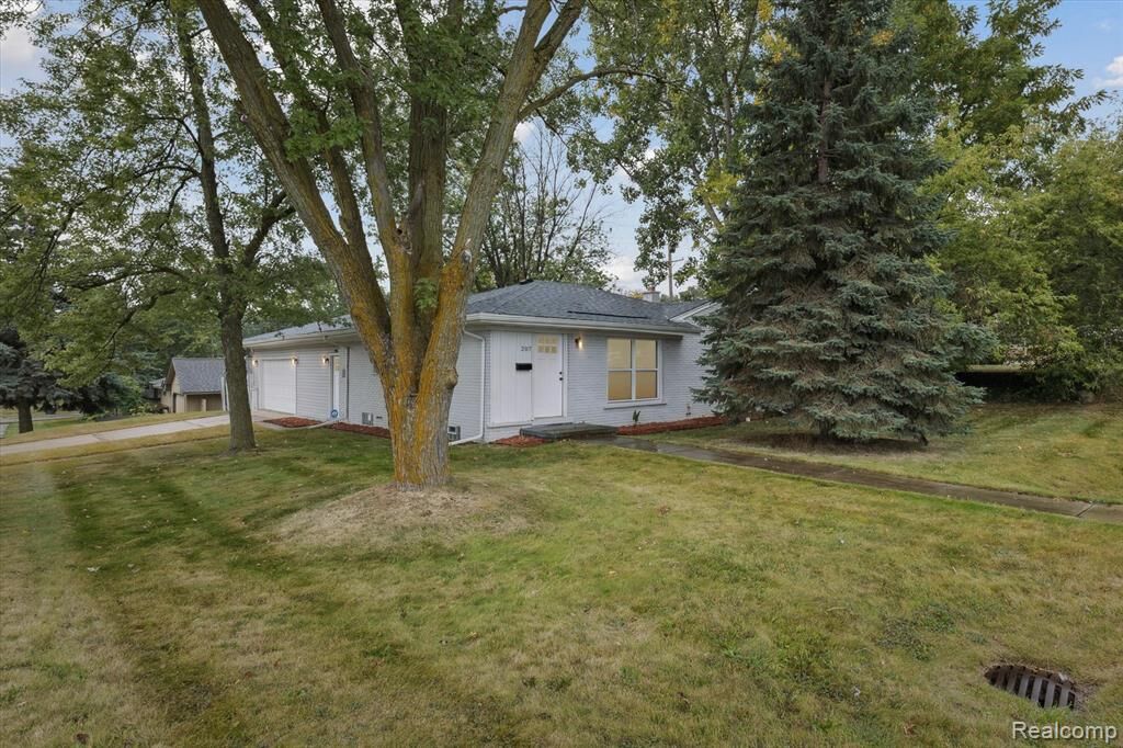 Property Photo:  207 W Tienken Road  MI 48306 4405