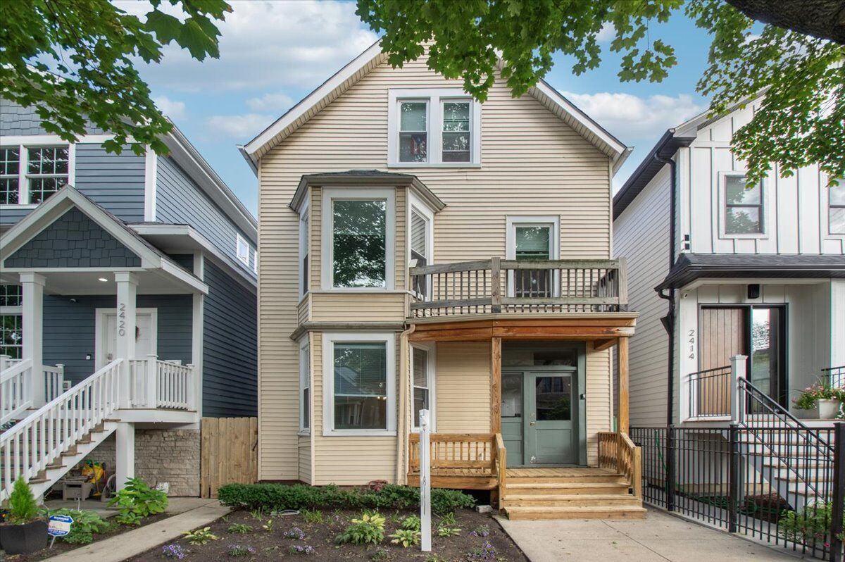 Property Photo:  2416 W Belle Plaine Avenue  IL 60618 