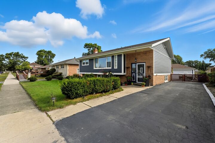 Property Photo:  10817 S Oak Park Avenue  IL 60482 