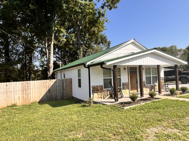 Property Photo: 502 E Market St TN 37324