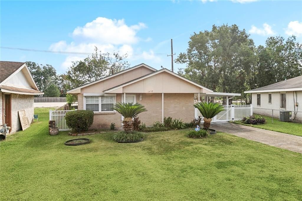 Property Photo:  1657 Marine Street  LA 70072 