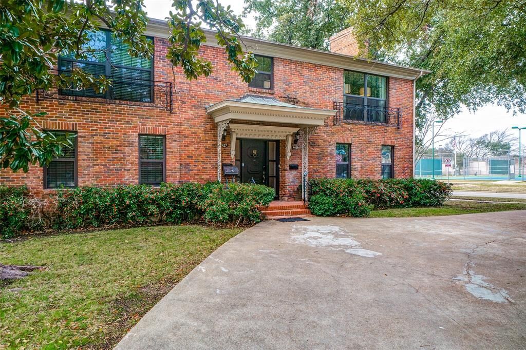Property Photo: 4437 University Boulevard TX 75205