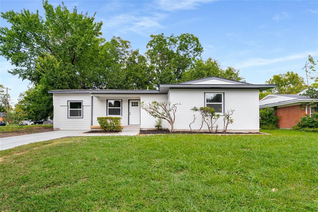 Property Photo: 2609 Fenwick Drive TX 75228
