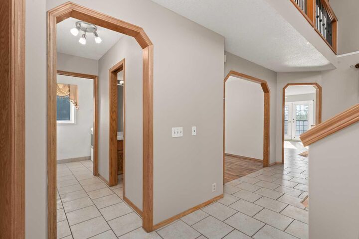 Photo de la propriété:  24 Riverside Crescent SE  AB T2C 3Y1 