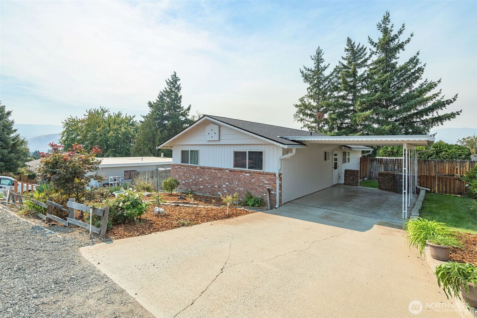 Property Photo: 602 N Larch Avenue WA 98802