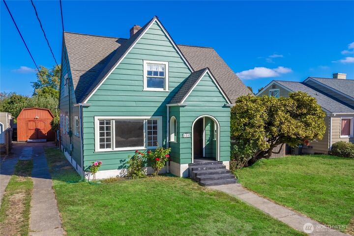 Property Photo:  121  6th Avenue NW  WA 98371 