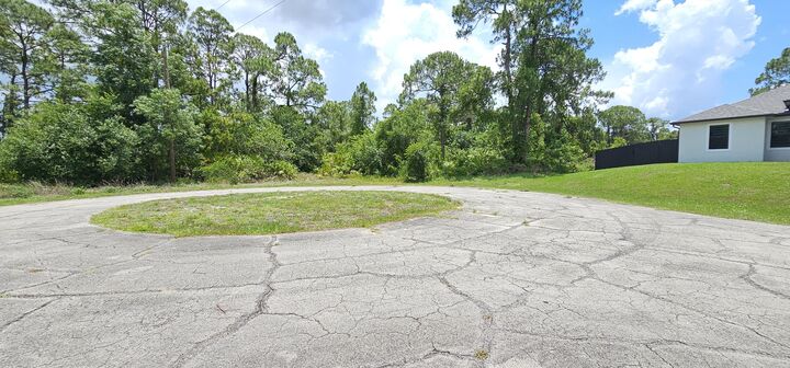 Property Photo:  5006 Cyrus Court  FL 33935 