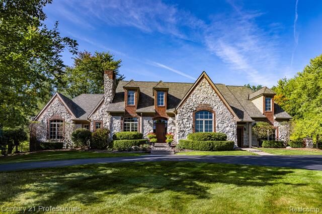 Property Photo:  8242 Pine Hollow Court  MI 48439 