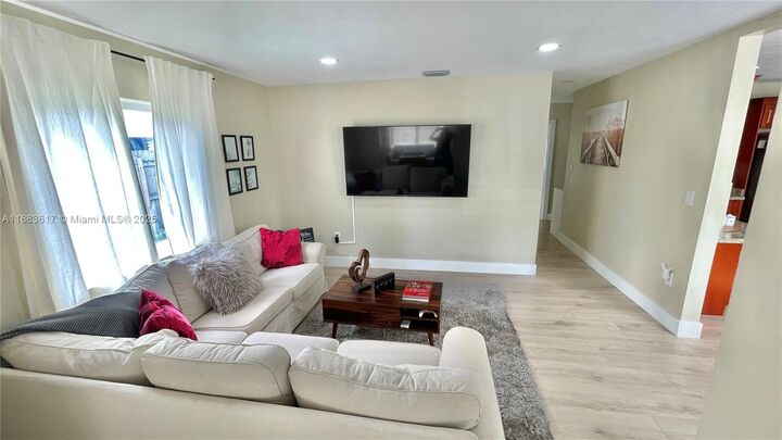 Property Photo:  1345 NE 14th Ave  FL 33304 