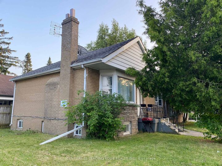 Property Photo:  82 Meighen Avenue  ON M4B 2H5 