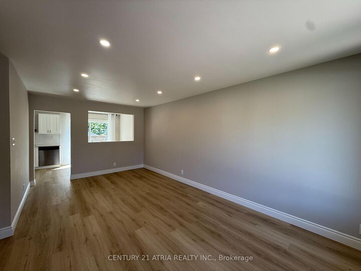 Property Photo:  801 Krosno Boulevard Main  ON L1W 1G7 