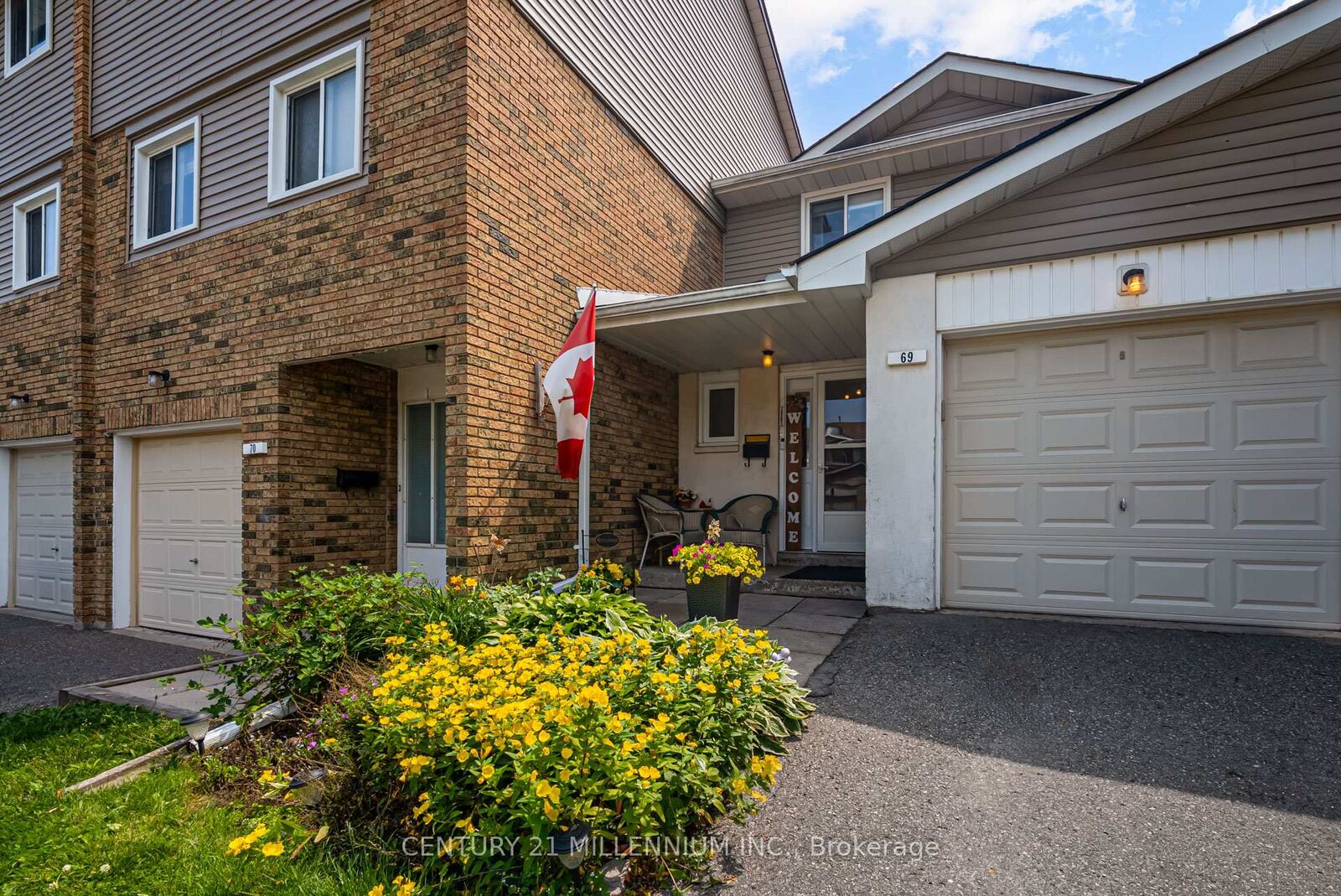 Property Photo:  69 Carisbrooke Court 69  ON L6S 3K1 