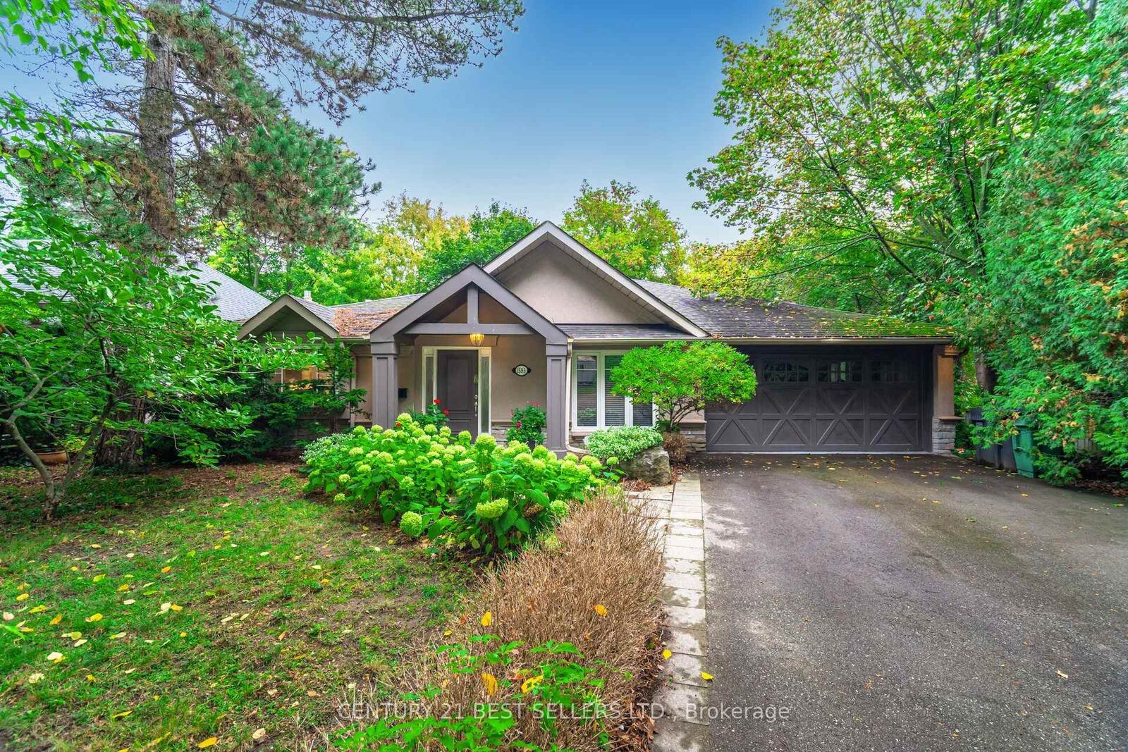 Property Photo:  1595 Calverton Court  ON L5G 2W4 