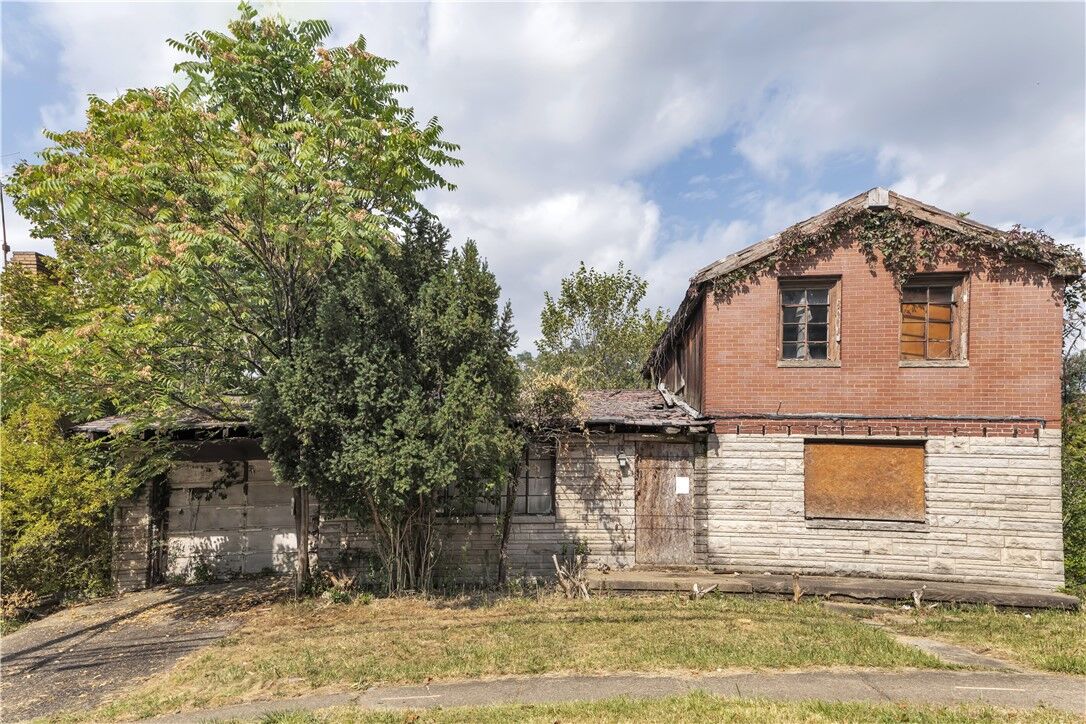Property Photo:  2241 Laketon Rd  PA 15221 