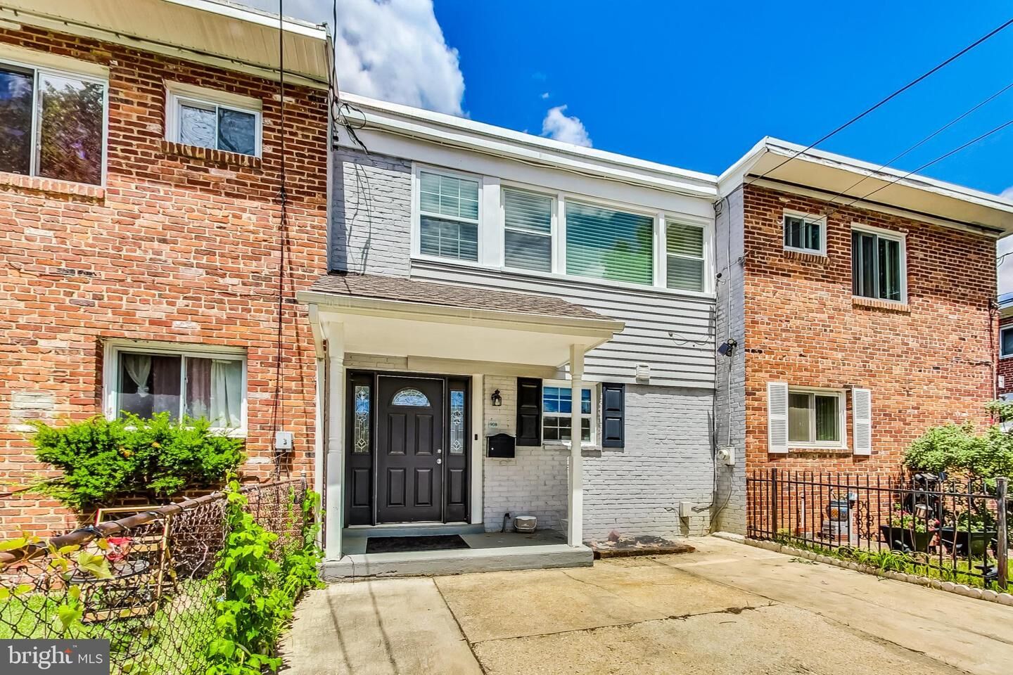 Property Photo: 908 E Meadows Court MD 20745