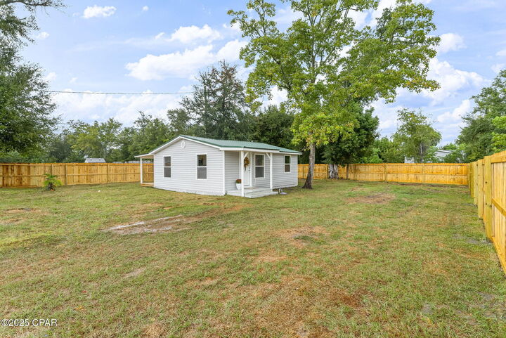 Property Photo:  3733 E 9th Street  FL 32401 