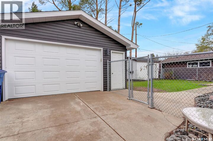 Property Photo:  1032 13th Avenue NW  SK S6H 4N4 