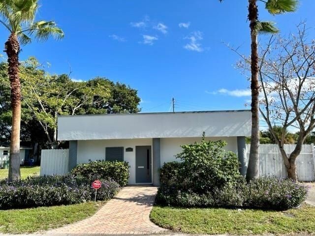 Property Photo:  3328 NE 11th Ave  FL 33334 