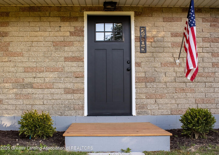 Property Photo:  2905 S Catherine Street  MI 48911 