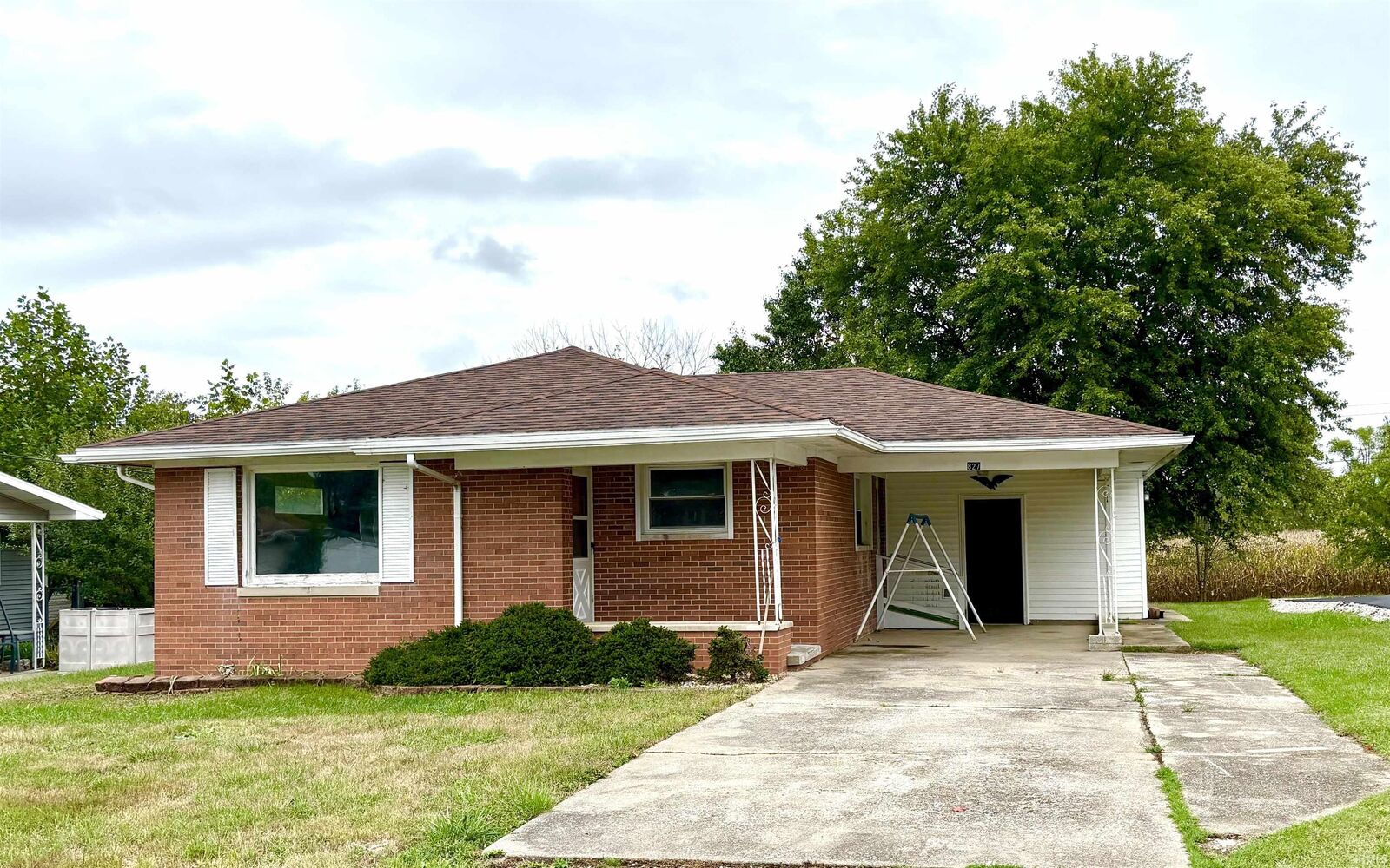 Property Photo:  827 N Polk Street  IN 47660 