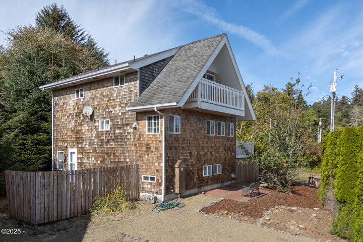 Property Photo:  1017 NE Lake Dr  OR 97367 