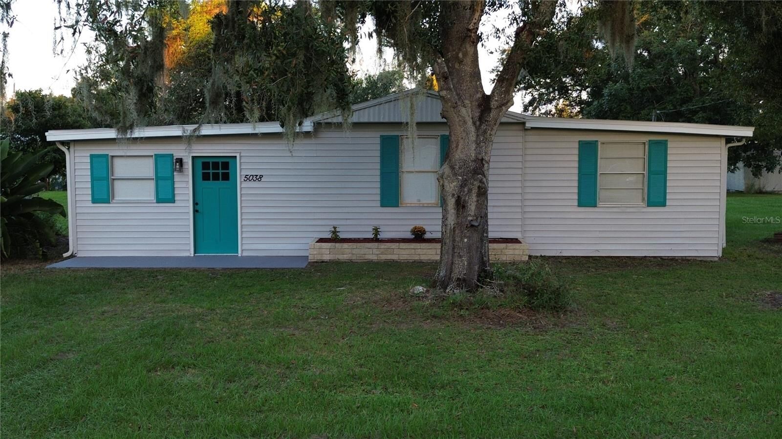 Property Photo: 5038 NE Sandy Road FL 34266