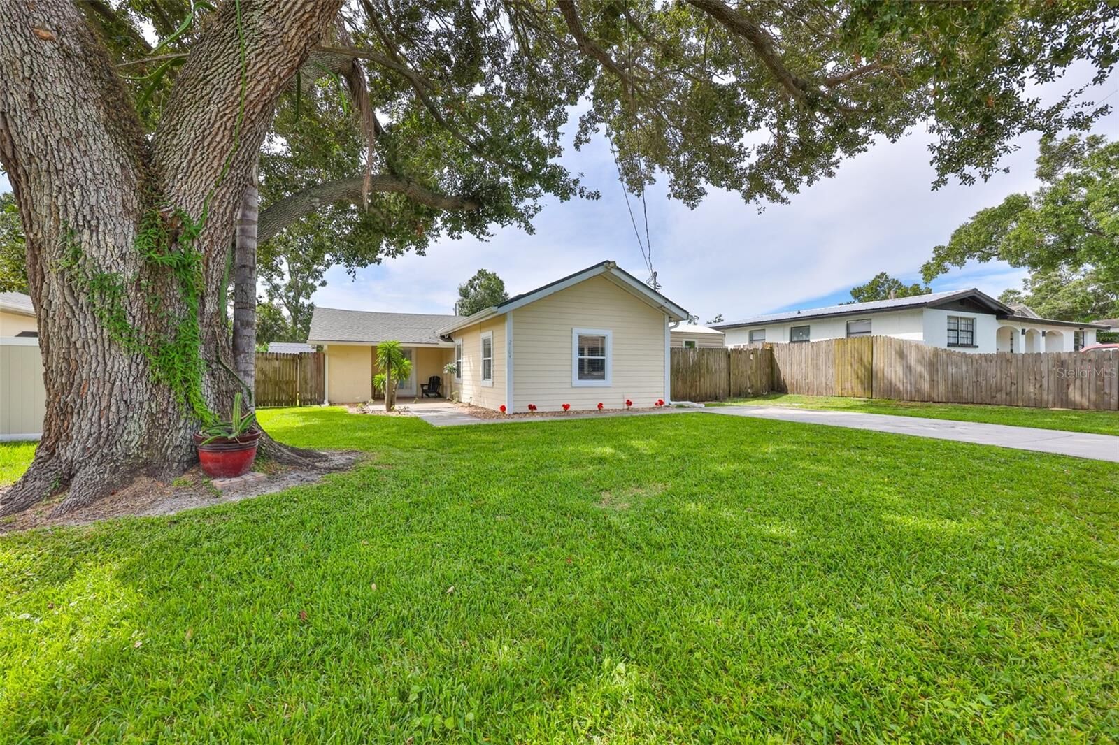 Property Photo:  2104 W Powhatan Avenue  FL 33603 