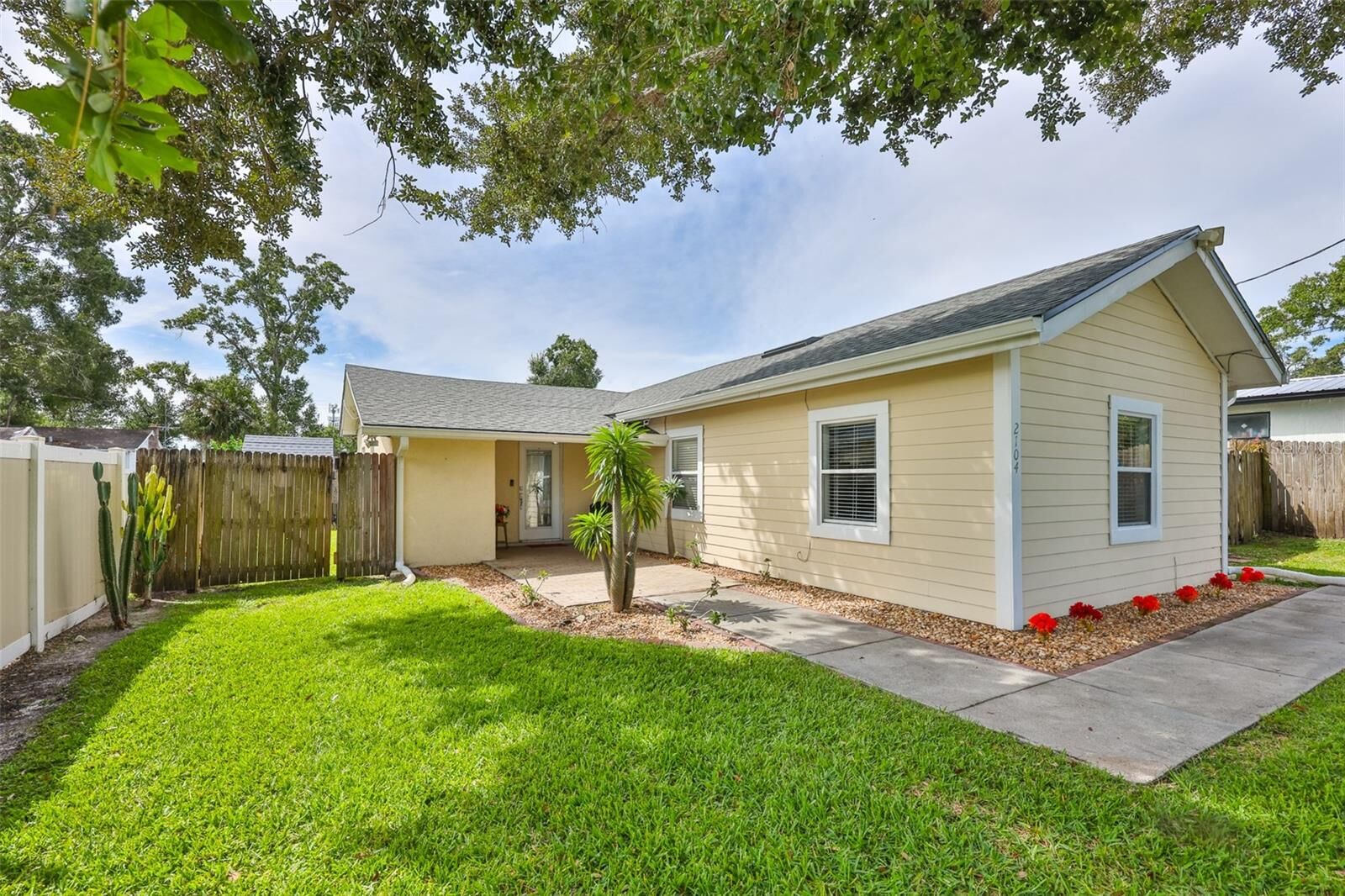 Property Photo: 2104 W Powhatan Avenue FL 33603