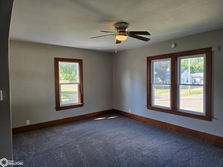 Property Photo:  1609 Pine Street  IA 52601