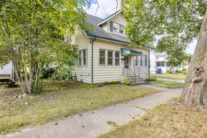 Property Photo:  1104 N Blackstone Street  MI 49202 
