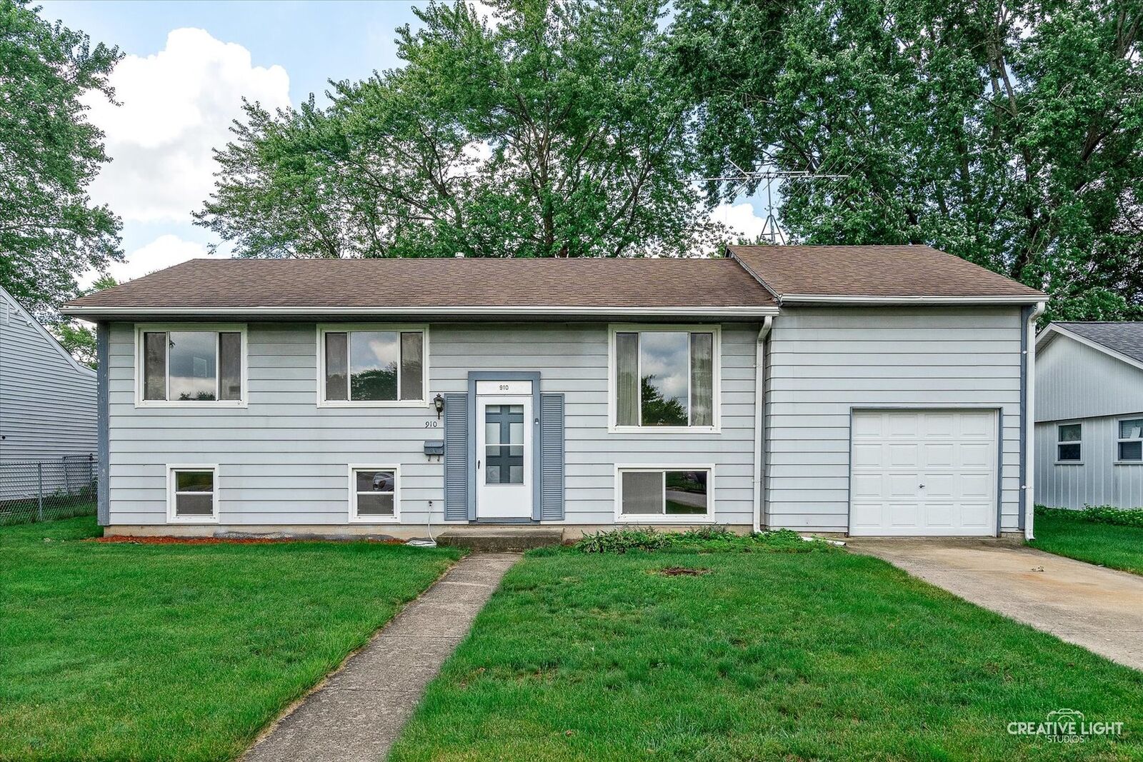 Property Photo:  910 Southbridge Drive  IL 60506 